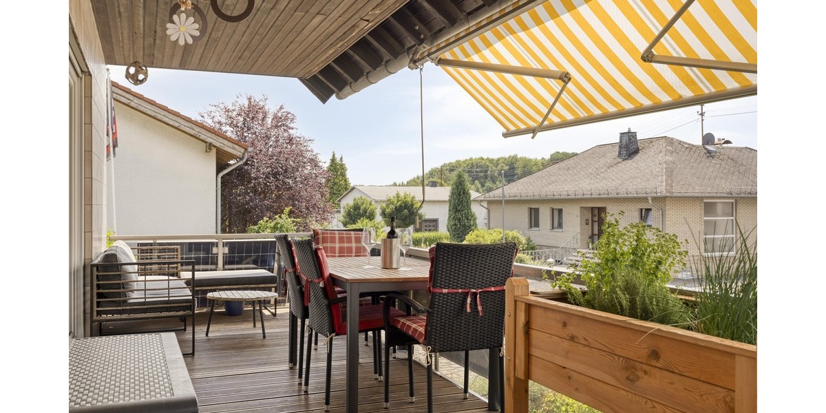 Überdachte Terrasse mit Markise EG