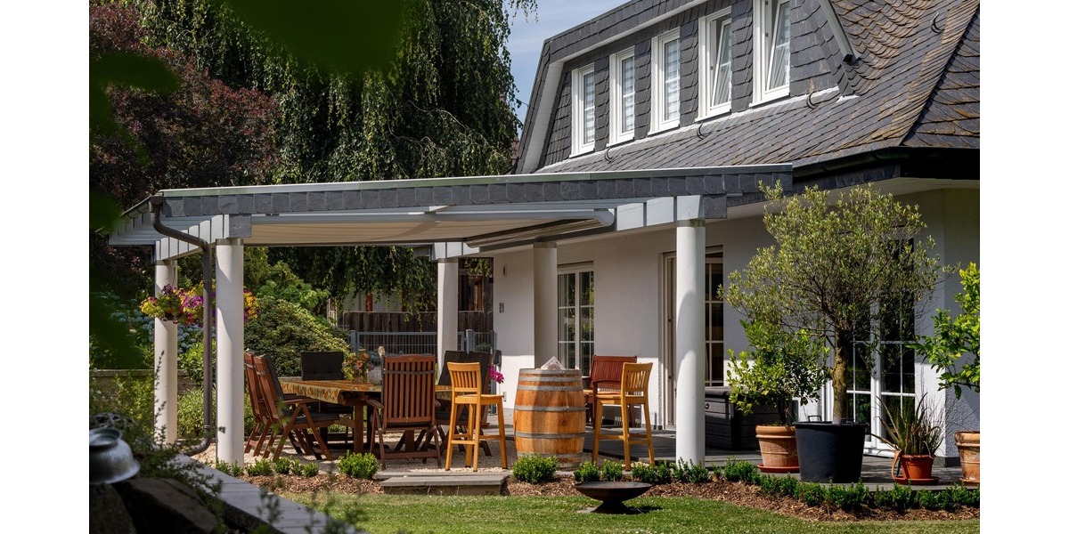 Überderdachte Terrasse mit Verschattungsmöglichkeit