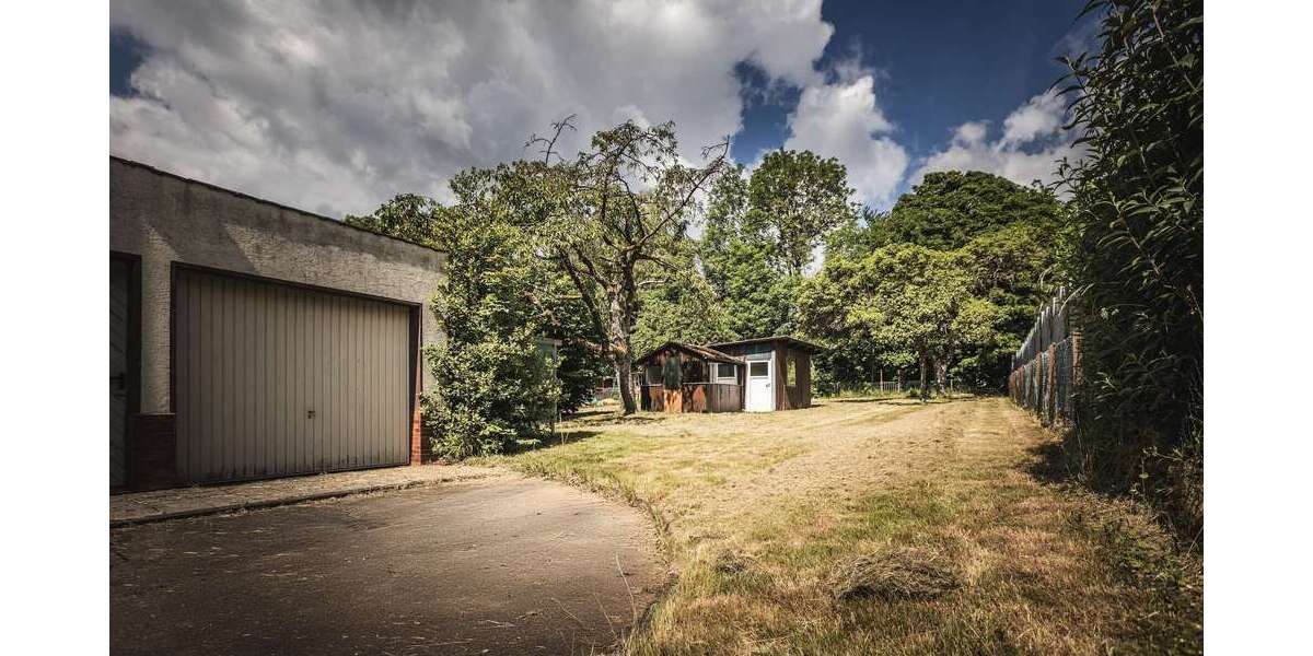 Garten mit Garage